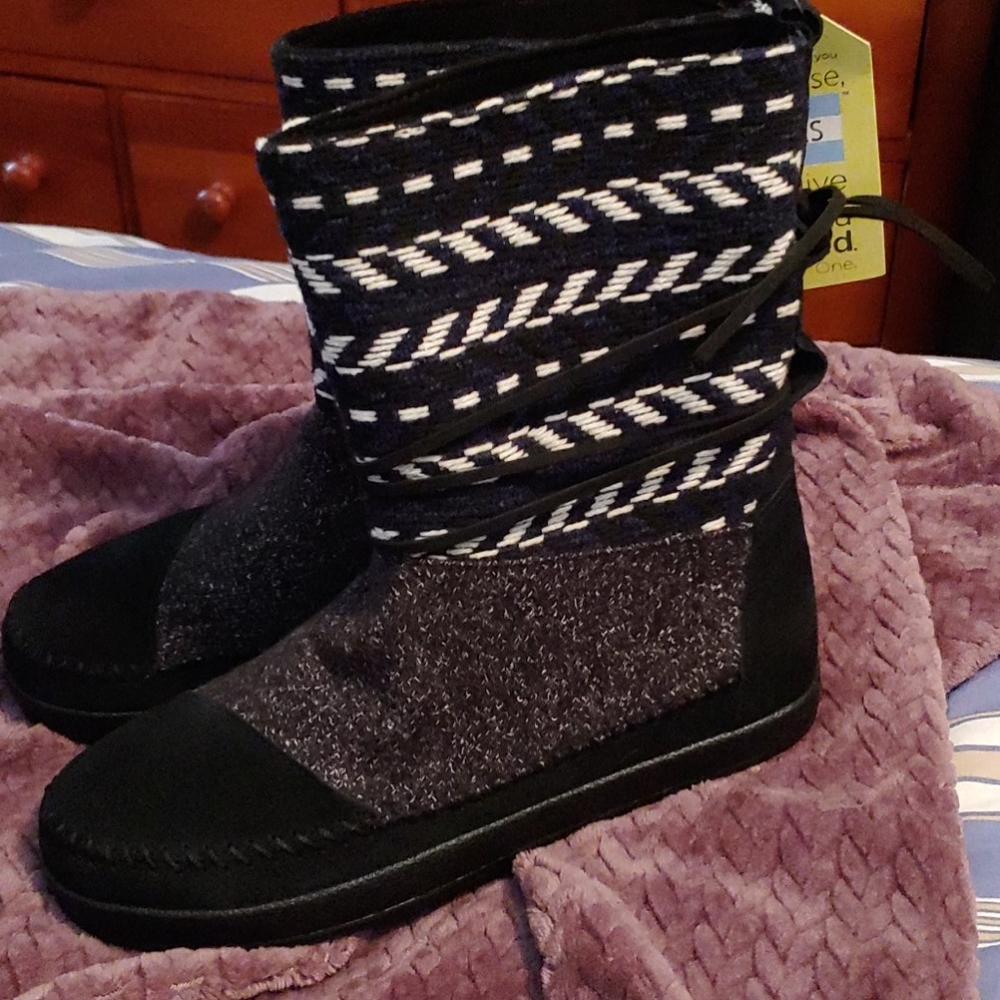 Brand new toms Nepal boots